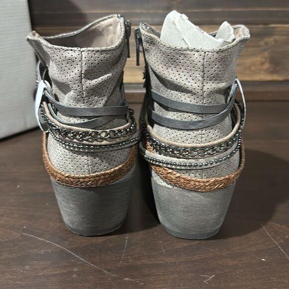 NIB Nee SO Tan Beige Belted Zippered Ankle Boots Size 8.5 - Picture 7 of 11